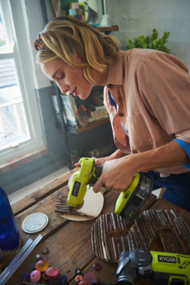 RYOBI ONE+ 18V Cordless Dual Temperature Glue Gun (Tool Only) with Tips :  : DIY & Tools