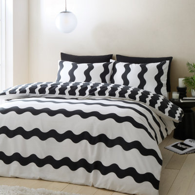 Sassy B Waves Reversible Duvet Cover Set with Pillowcases Black / White