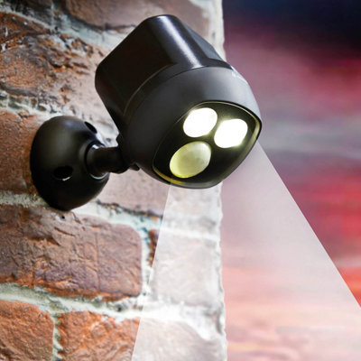 Security Light, 2 Powerful Floodlights Triggered by Motion up to 5m, Battery Operated, Head Rotates 360 Degrees, 250 lumens