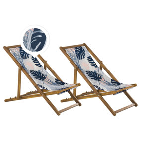 Set of 2 Acacia Folding Deck Chairs and 2 Replacement Fabrics Light Wood with Off-White / Blue Palm Leaves Pattern ANZIO