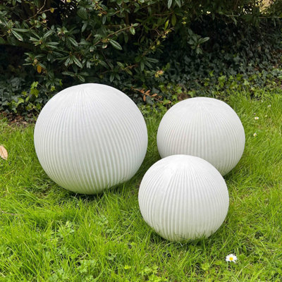 Set of 2 IDEALIST Vertical Ribbed White Outdoor Garden Decorative Balls: D24.5 H22.5 cm + D31.5 H29.5 cm
