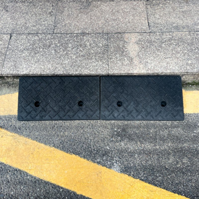 Set of 2 Rubber Kerb Ramps, Drainage Holes and Screw Grooves, 9cm ...