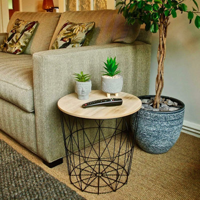 Metallic geometric wire coffee outlet table