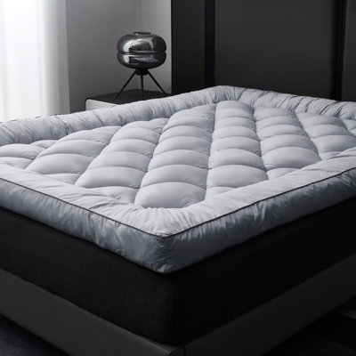 Shredded memory foam mattress topper