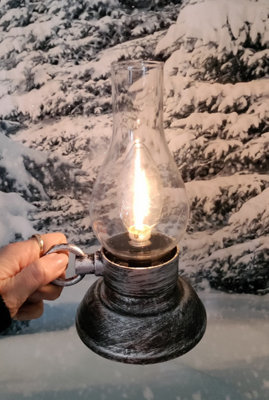 Battery powered store oil lamp