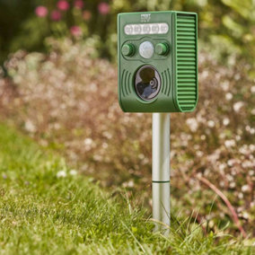 Solar Powered Ultrasonic Flash Motion Sensor Activated Pest Repeller - Animal/Wildlife Repeller, Deters Unwanted Garden Pests (x1)