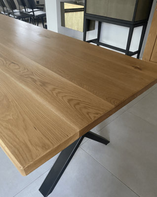 Sophisticated Oak Dining Table - Onyx - Tri Legs