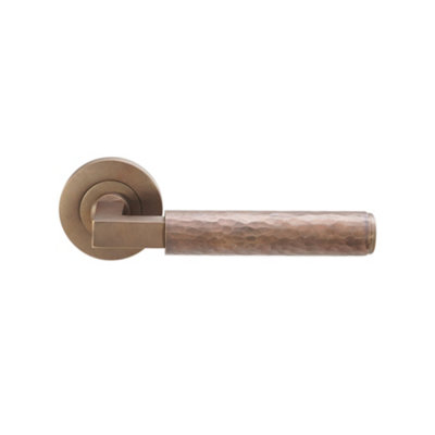 SPIRA BRASS Hammered Knurlmond Lever on Rose Matt Antique