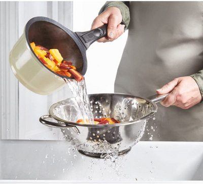 Long handled clearance colander