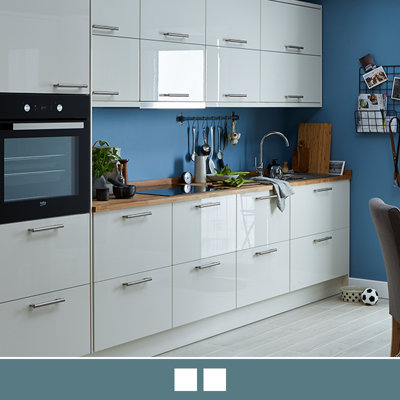 Explore the Stevia gloss cream kitchen, featuring high shine slab doors for easy cleaning.