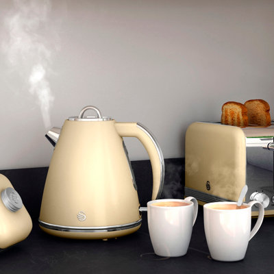 Swan Retro 1.5 Litre Jug Kettle, Cream, with 360 Degree Rotational Base, 3KW Fast Boil, Easy Pour, SK19020CN