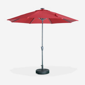 sweeek. 2.7m round centre pole parasol with integrated LED lights Helios Red 265x265x236 cm