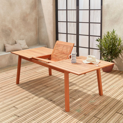 sweeek. 8 seater extendable garden table natural FSC eucalyptus