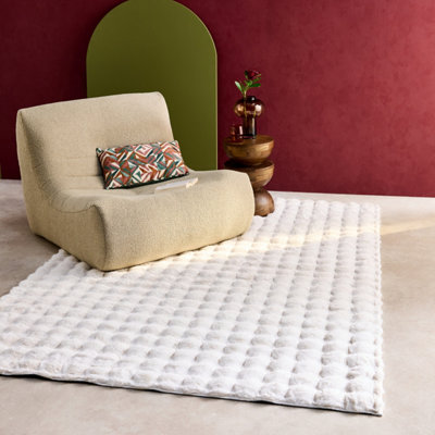 sweeek - BUMPY 100% polyester white bubble indoor rug 120 x 160 cm