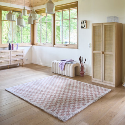 sweeek - Old pink and cream checkerboard interior rug Taylor 150x80x3 cm