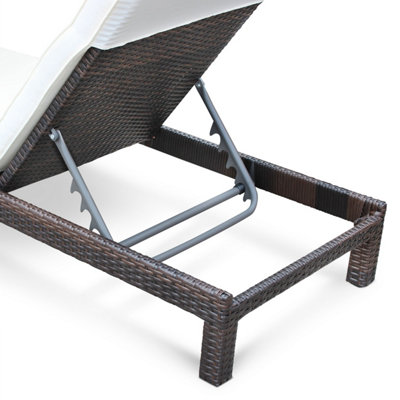 sweeek. Set of 2 rattan sun loungers ready assembled reinforced aluminum - Pisa - Brown rattan Off-White cushion