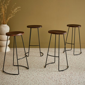 sweeek. Set of 4 industrial metal and wooden bar stools Jaya Walnut stained 44x36x65 cm