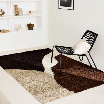 sweeek - Shaggy indoor rug with geometric patterns in beige brown black ...