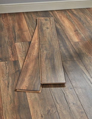 Swiss Krono Villa - Harbour Oak 12mm Laminate Flooring. 1.29m² Pack