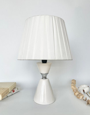 Table Lamp With Metal Cermaic Base With A Soft White Fabric Shade Chic Designs White Hourglass Base T061