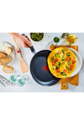 https://media.diy.com/is/image/KingfisherDigital/tefal-c2670702-start-easy-induction-frying-pan-30cm~3168430305250_04c_MP?$MOB_PREV$&$width=618&$height=618