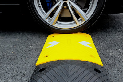 The Ramp People 6.5m Rubber Speed Bump Kit 10mph / 50mm High Includes ...