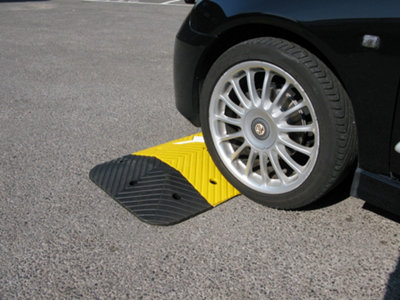The Ramp People 6.5m Rubber Speed Bump Kit 5mph 75mm High Includes Fixings