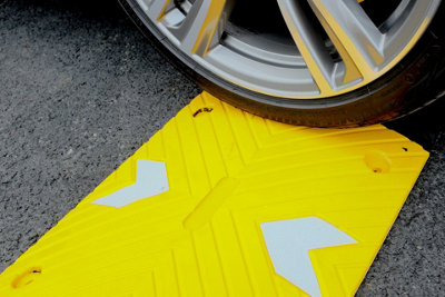 The Ramp People 7.5m Speed Bump Kit 10mph / 75mm High Rubber Speed ...