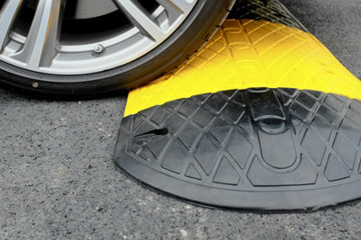 The Ramp People 8.5m Heavy Duty Speed Bump Kit 10mph 60mm High Includes ...