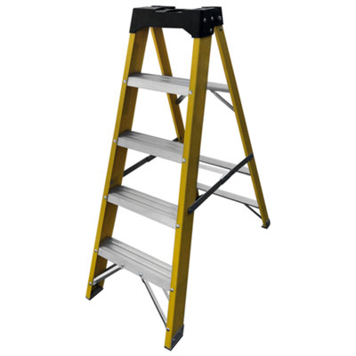 Titan 5 Tread Heavy-Duty Fibreglass Swingback Step Ladder (1.33m) | DIY ...