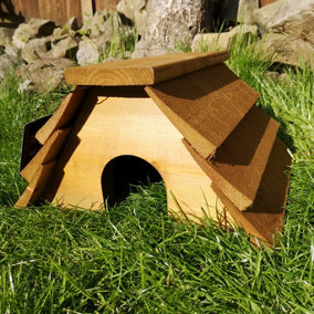 Tom Chambers Rustic Wooden Hedgehog House Habitat for Garden with Slatted Roof