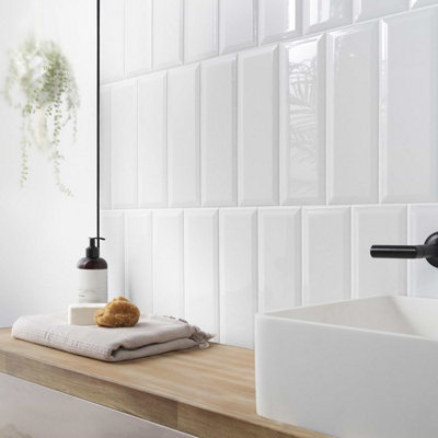 Top Ceramics White Bevelled Gloss Metro Ceramic Wall Tile (L)300mm x (W)100mm Each box 0.84sqm