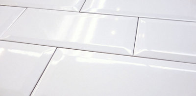 Top Ceramics White Bevelled Gloss Metro Ceramic Wall Tile (L)300mm x (W)100mm Each box 0.84sqm - 4