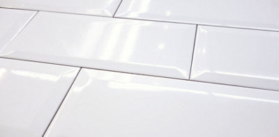Top Ceramics White Bevelled Gloss Metro Ceramic Wall Tile (L)300mm x (W)100mm Each box 0.84sqm