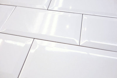 Top Ceramics White Bevelled High Gloss Metro Ceramic Wall Tile (L)200mm x (W)100mm Each box 0.88sqm