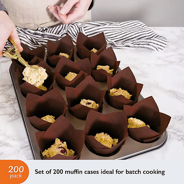 https://media.diy.com/is/image/KingfisherDigital/tulip-muffin-cases-200-pcs-muffin-liners-greaseproof-paper-for-cupcakes-disposable-brown-baking-cups~5060766070056_04c_MP?$MOB_PREV$&$width=618&$height=618