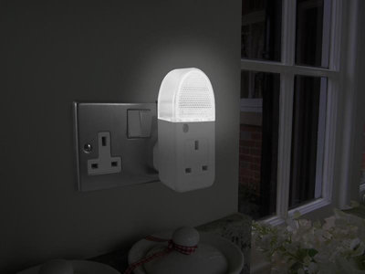 Uni-Com 62745 Night Light with Socket UNC62745
