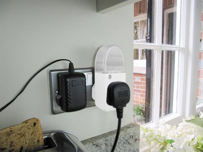 Uni-Com 62745 Night Light with Socket UNC62745