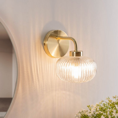 ValueLights Amaia Brushed Gold IP44 Single Clear Ribbed Glass Wall Light with LED Bulbs