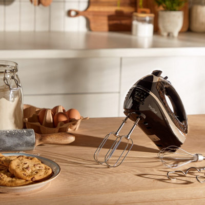 https://media.diy.com/is/image/KingfisherDigital/vonshef-hand-mixer-electric-whisk-food-mixer-for-baking-with-5-speeds-2-stainless-steel-beaters-2-dough-hooks-balloon-whisk~5060147557596_03c_MP?$MOB_PREV$&$width=618&$height=618