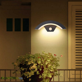 Waterproof Outdoor LED Wall Light Curved Shaped Garden Lamp with PIR Motion Sensor