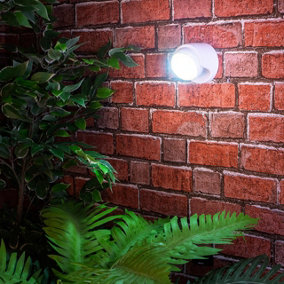 White Battery Powered PIR Motion Sensor LED Security Light - 85 Lumen Outdoor Garden Wall Mounted Lighting - H9 x W9 x D9cm