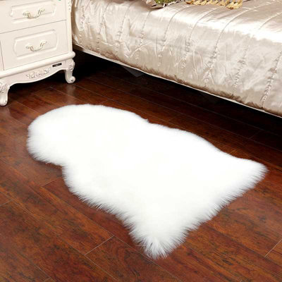 White Irregular Soft Shaggy Rug Kids Rooms Decor Floor Rugs 90cm (L) x 60cm (W)