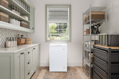 Willow W99CFW Freestanding 99L Chest Freezer with Removable Storage Basket, Suitable for Outbuildings and Garages - White