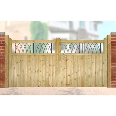 WINDSO Low Wooden Driveway Gates 2400mm Wide x 1200mm High