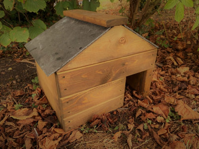 Wooden Hedgehog Habitat Nest Box House Slate Roof Predator Proof Hibernation Shelter