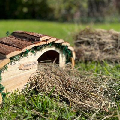 Wooden Hedgehog House Hogitat With Bark Roof & Nesting Straw DIY at B&Q