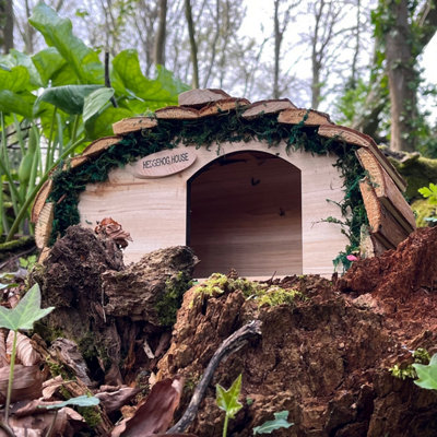 Wooden Hedgehog House Hogitat With Bark Roof & Nesting Straw - 4