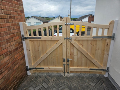 Wooden Swan Neck Driveway Gates Cottage Style 2.4m x 1.8m Engineered ...