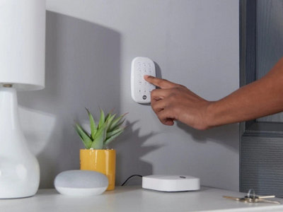 Yale IA-320 10pc Sync Smart Home Alarm Kit 4 Motion & 3 Door Sensors, 200m Range, App & Voice Control, No Fees, Expandable System